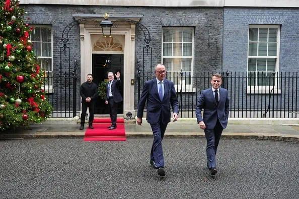 梅尔茨和马克龙已经离开了英国首相官邸，他们在那里与泽连斯基和斯塔默会面，讨论特朗