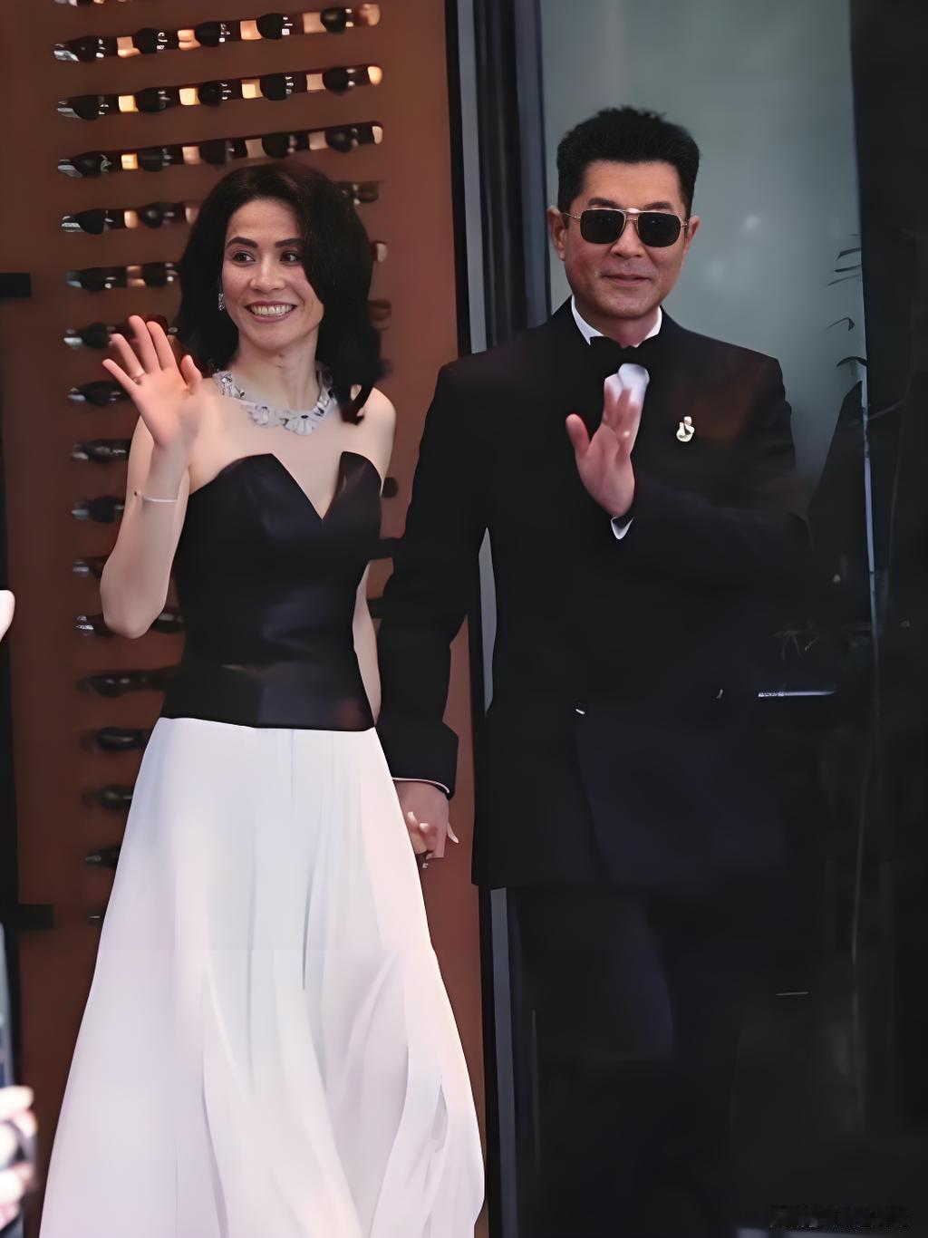 昨晚，古天乐和宣萱手牵手，走遍全场，不知道看哭多少人。一个金像奖典礼，硬是让两人