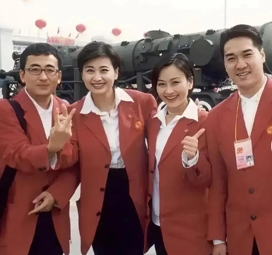 1999年10月1日，建国50周年国庆阅兵仪式上，香港凤凰卫视报道团队，窦文涛、