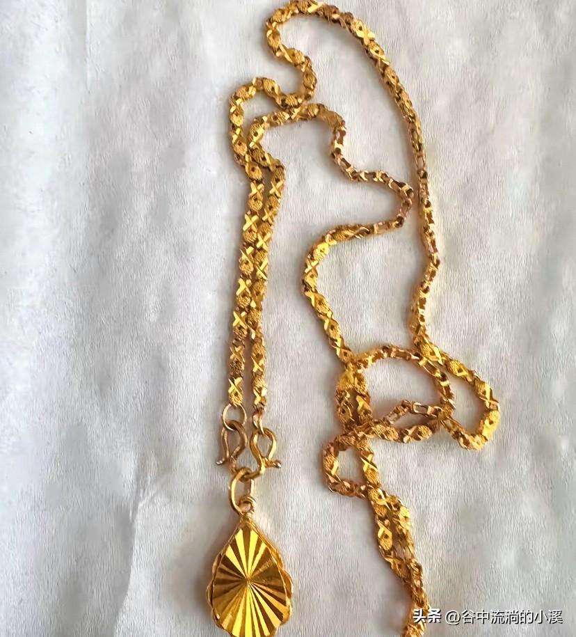 婆婆送我祖传金项链，
说单链就一两重，
我按50克算差点乐疯！

上手一掂轻飘飘