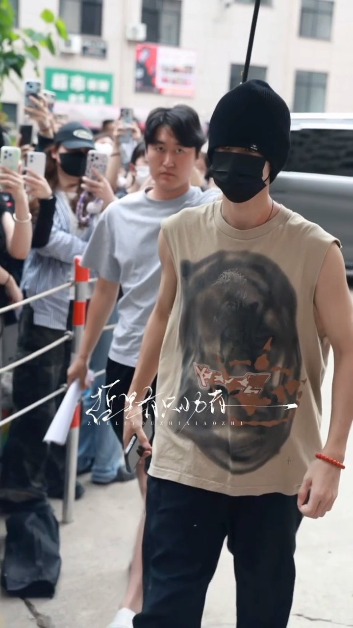 无袖、肌肉、青筋、红色手串🥵🥵🥵我已急哭啊啊啊谁能把我空投去横国亲眼看看这