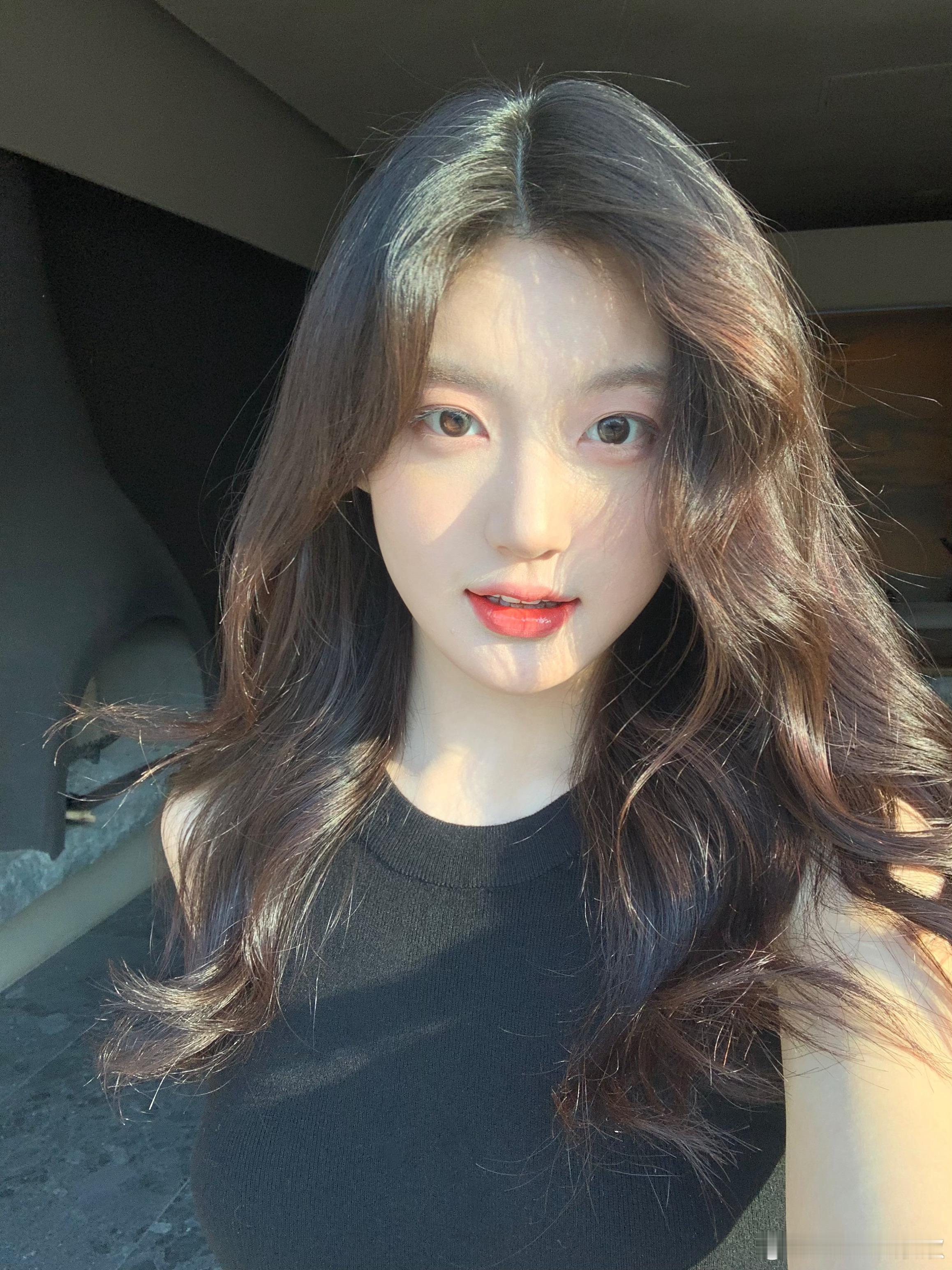 我发现如果晚上护肤比较认真的话，第二天上妆也会顺手很多。这个红宝石精华也快用完了