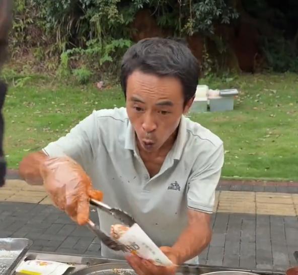 景德镇的鸡排哥上央视了。
这次是真的走向全国了，前段时间因为一个视频走红。
他现