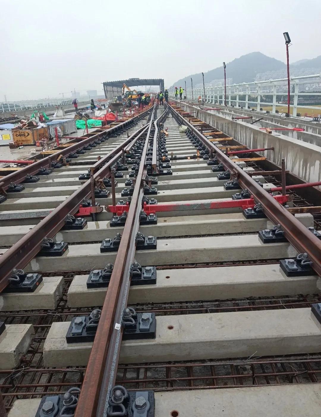 宁波12号线 横溪站段 铺轨进行中
宁波地铁