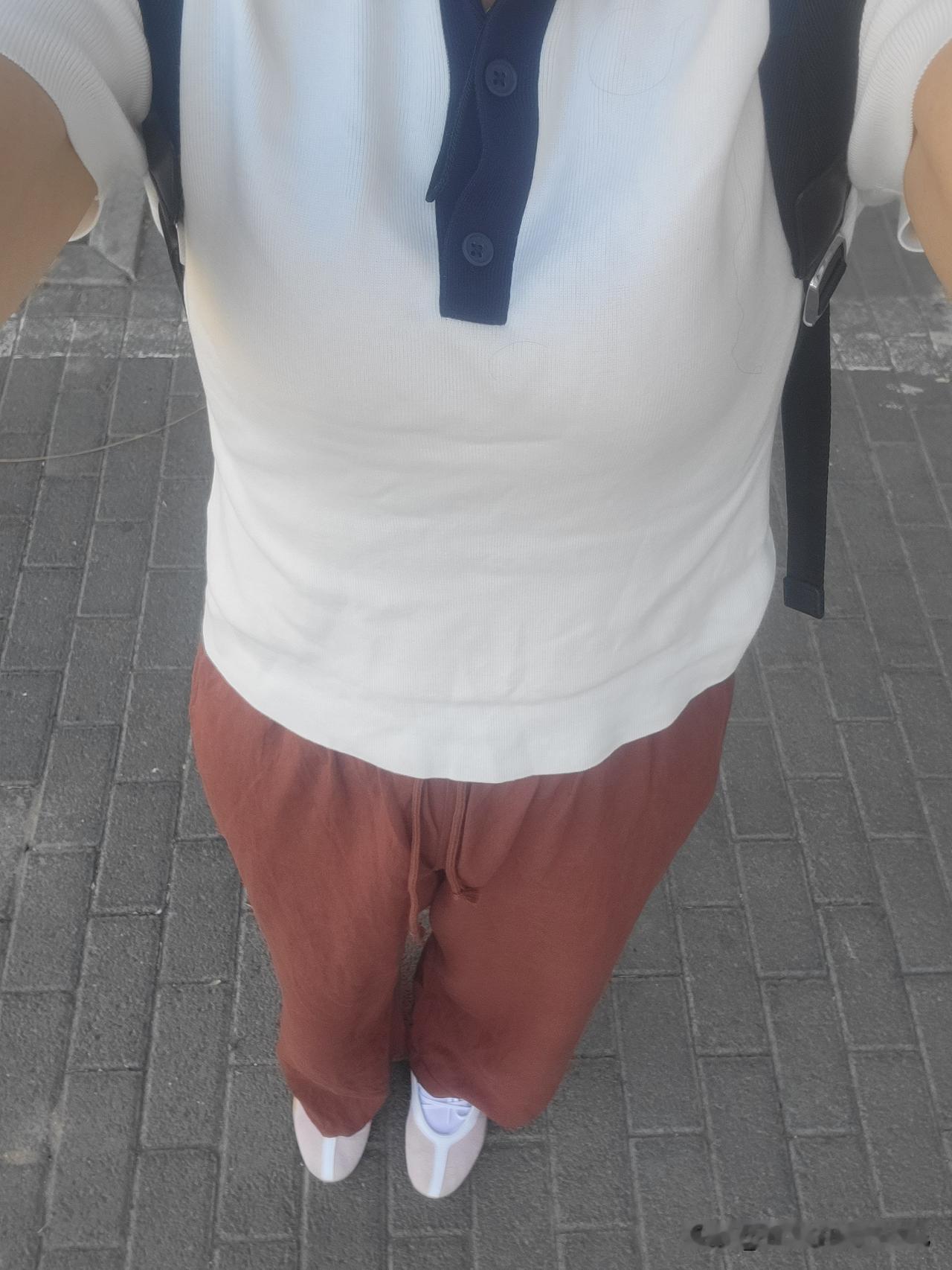 今天穿搭：优衣库蓝白T，优衣库砖红色亚麻裤，阿迪玛丽珍粉白色平底鞋。

今天周六