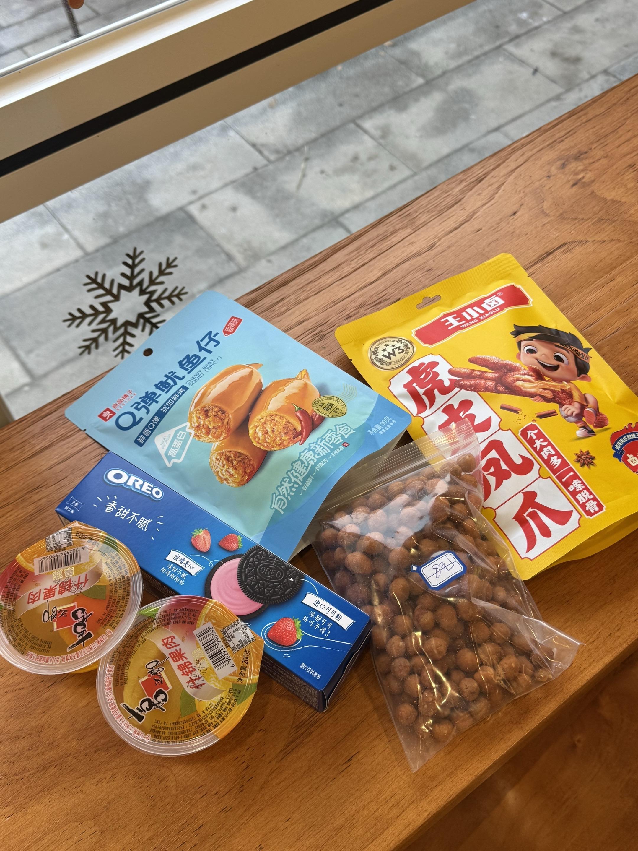 和隔壁的麻辣烫老板关系很好。老板说，我和别的顾客不一样，每次看到我，我...