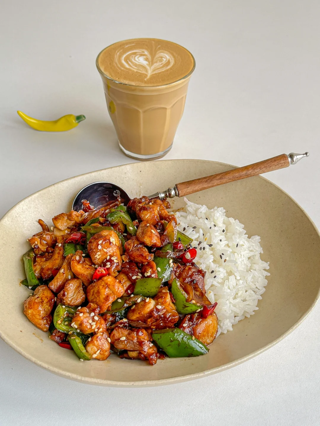 泰费米饭了叭🥹香喷喷的双椒炒鸡盖饭🍚拿铁