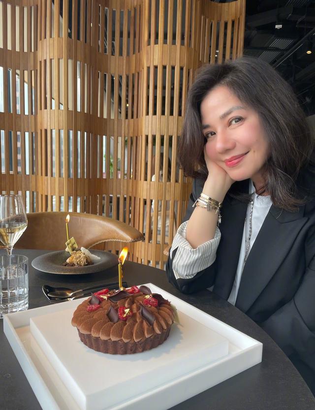 她在1979年参选香港小姐选美比赛，可惜当时只得第四名，但得到电影公司垂青，因而