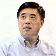 郝龙斌对“和中不舔共，亲美不跪美”的界定，就是包藏祸心。
他说，登上天安门参加阅