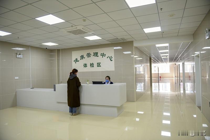 钱再多不如健康重要，这句话没说错，但太容易被误读成“钱不重要，躺平养生就行”，其