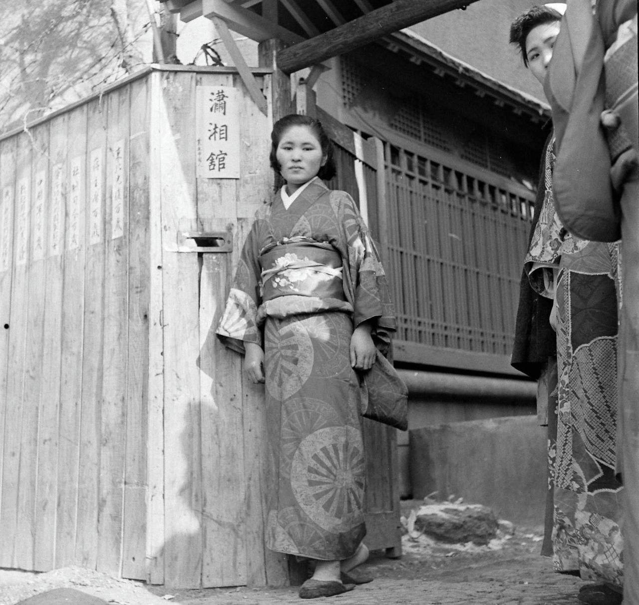1946年2月，美国《生活》杂志摄影师乔治·拉克斯在沈阳一家名为“潇湘馆”的妓院