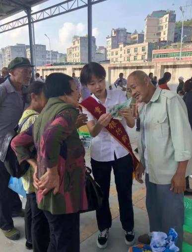 挂失？报警？重庆一女子发现银行卡被盗刷后，急中生智，立刻跑去超市刷了3块钱买袋盐