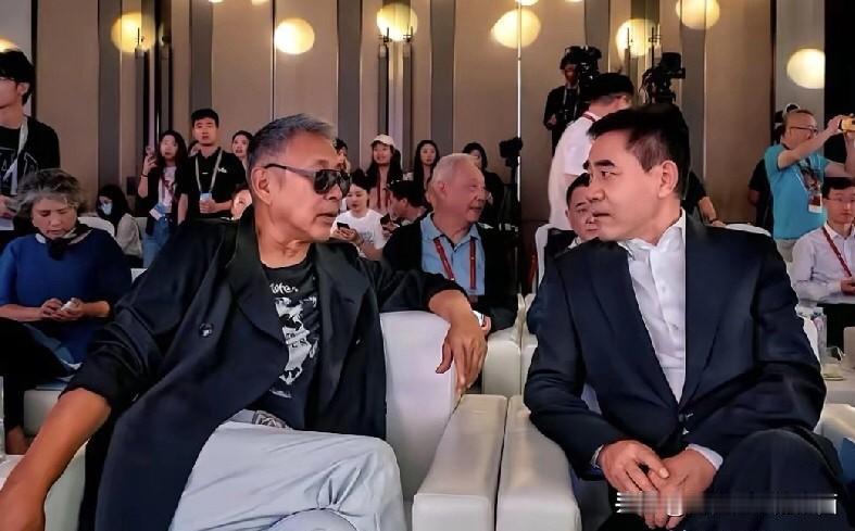 发现没，陈道明好像很喜欢戴墨镜，不管在哪个场合，经常见他戴墨镜，给人一种偶像包袱