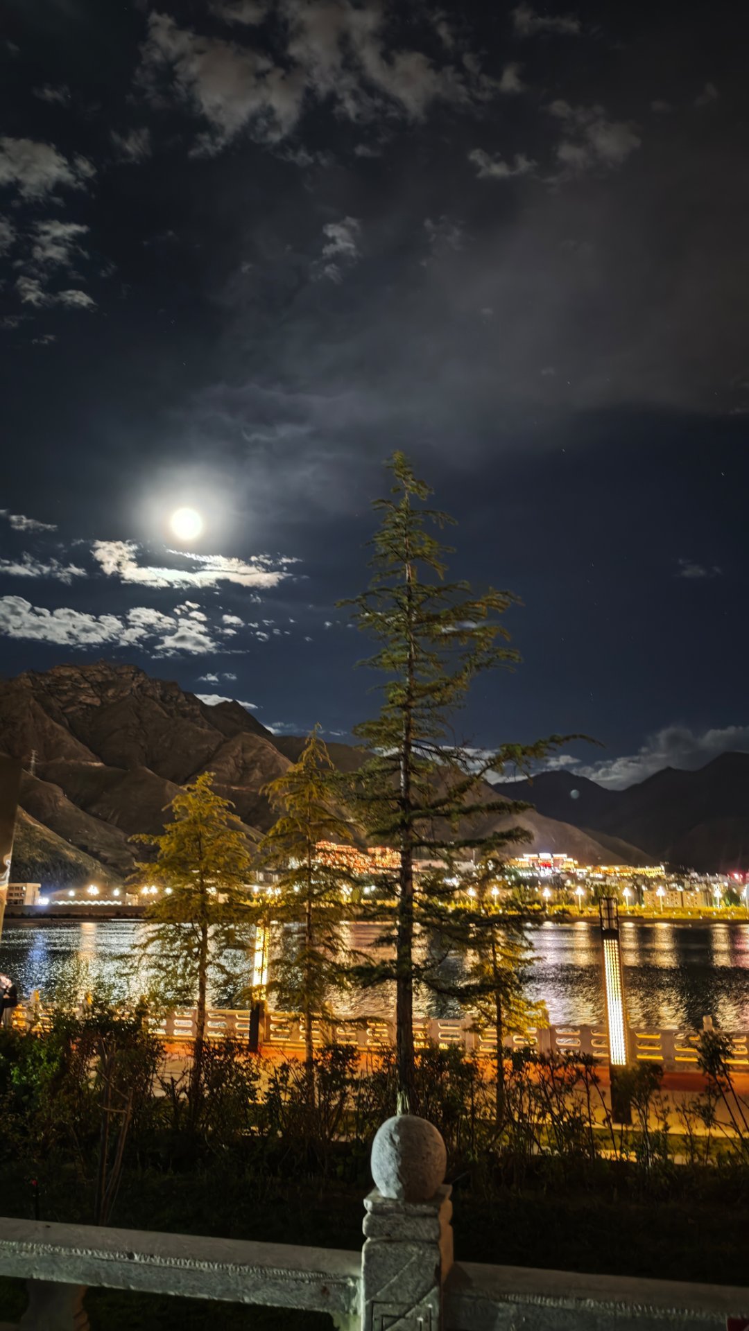 拉萨的月光，这手机真适合拍夜景。 ​​​
