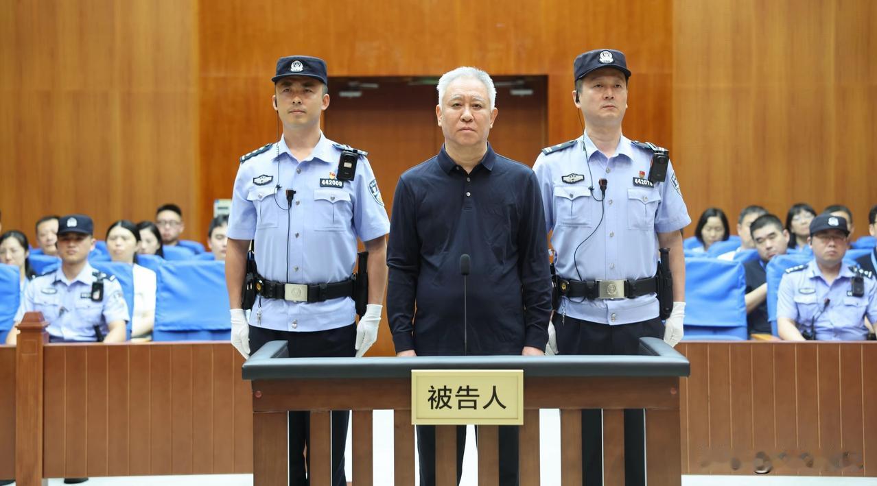 许家印，无期。

就在今天，深圳法院判了。

不光他进去，恒大集团罚了88亿，地