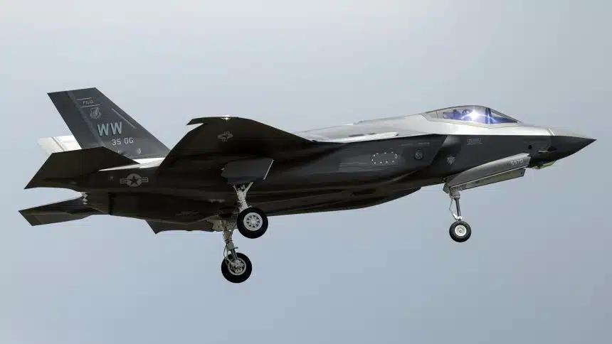 首架涂有标志性“野鼬鼠”尾标的F-35A首次试飞亮相2026年6月19日，，《T