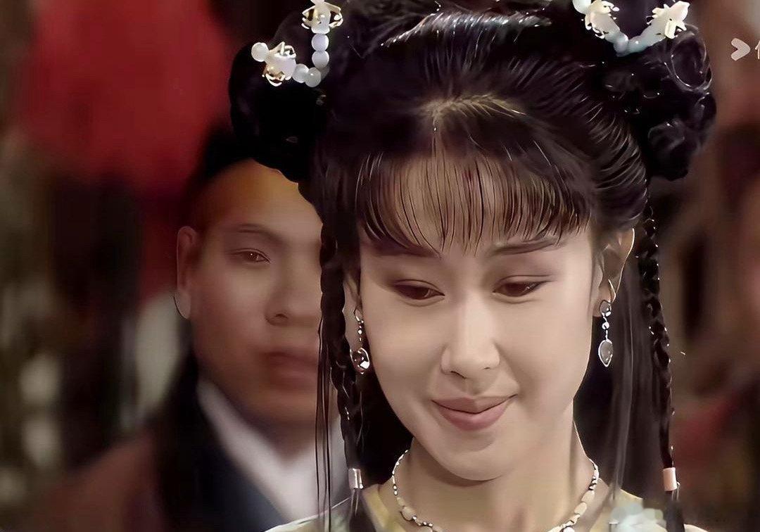 小时候看《新白娘子传奇》，总觉得许仕林的媳妇碧莲，看着有点成熟。长大后翻资料才恍