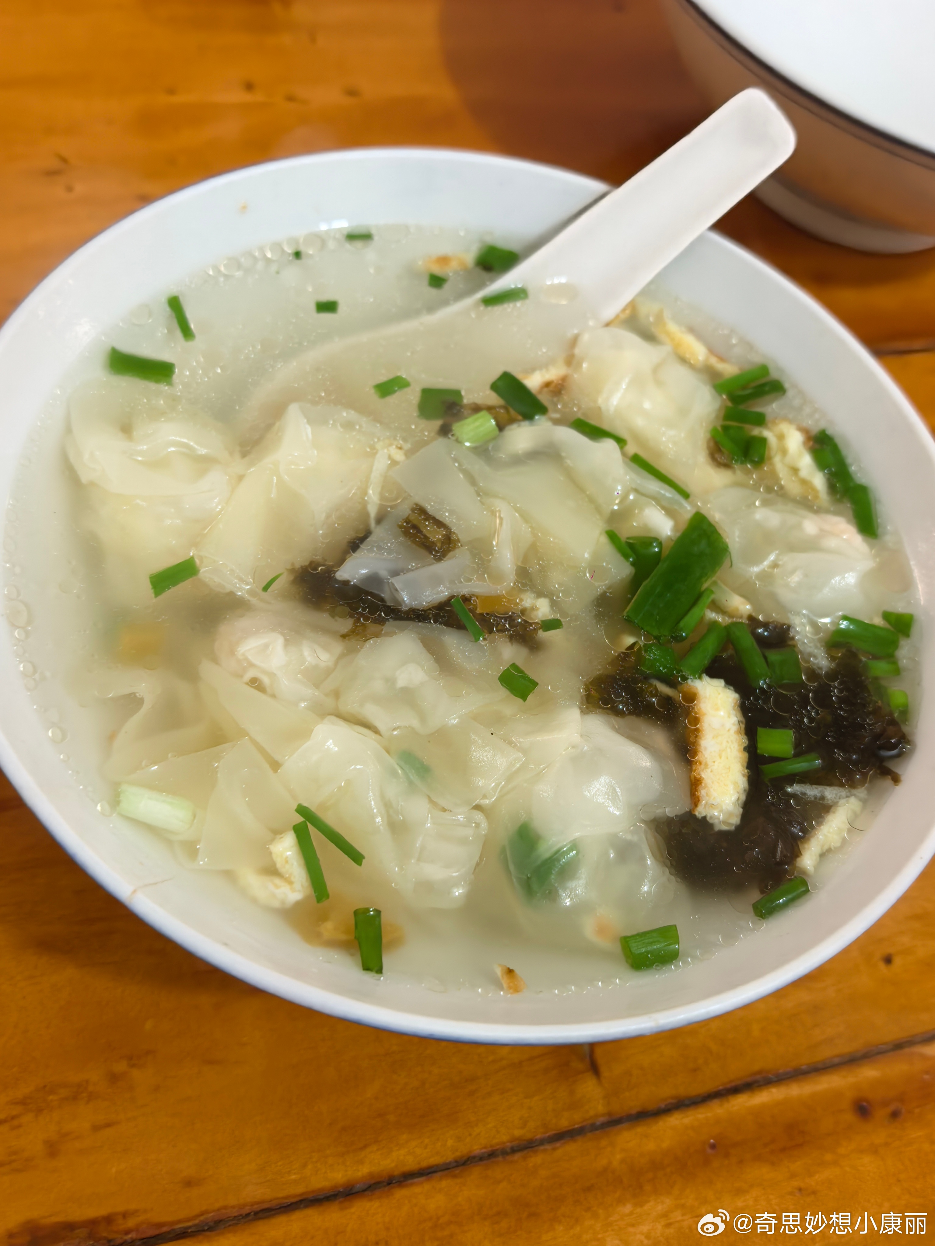 杭州[超话]早餐不止片儿川 ，还有薄如蝉翼的小馄饨。皮薄透光，清汤鲜润，一口解锁