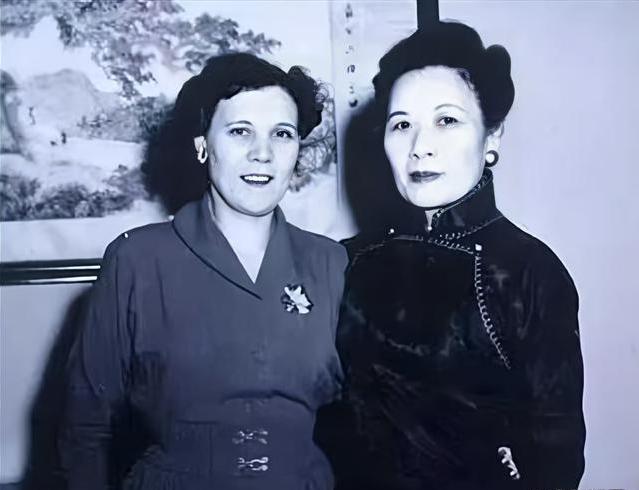 1939年，一桩奇闻发生在蒋家宅邸：蒋经国的俄国妻子蒋方良突然情绪失控，当众脱光