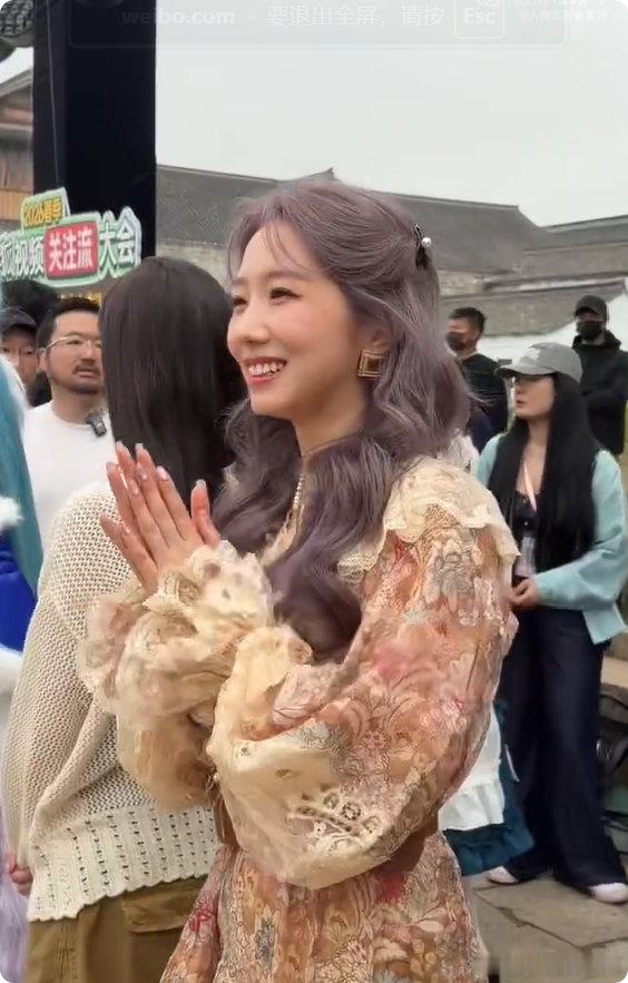 孟美岐解约乐华的第一个活动孟美岐紫发紫美甲造型解约乐华全新启程，紫发造型也太惊艳