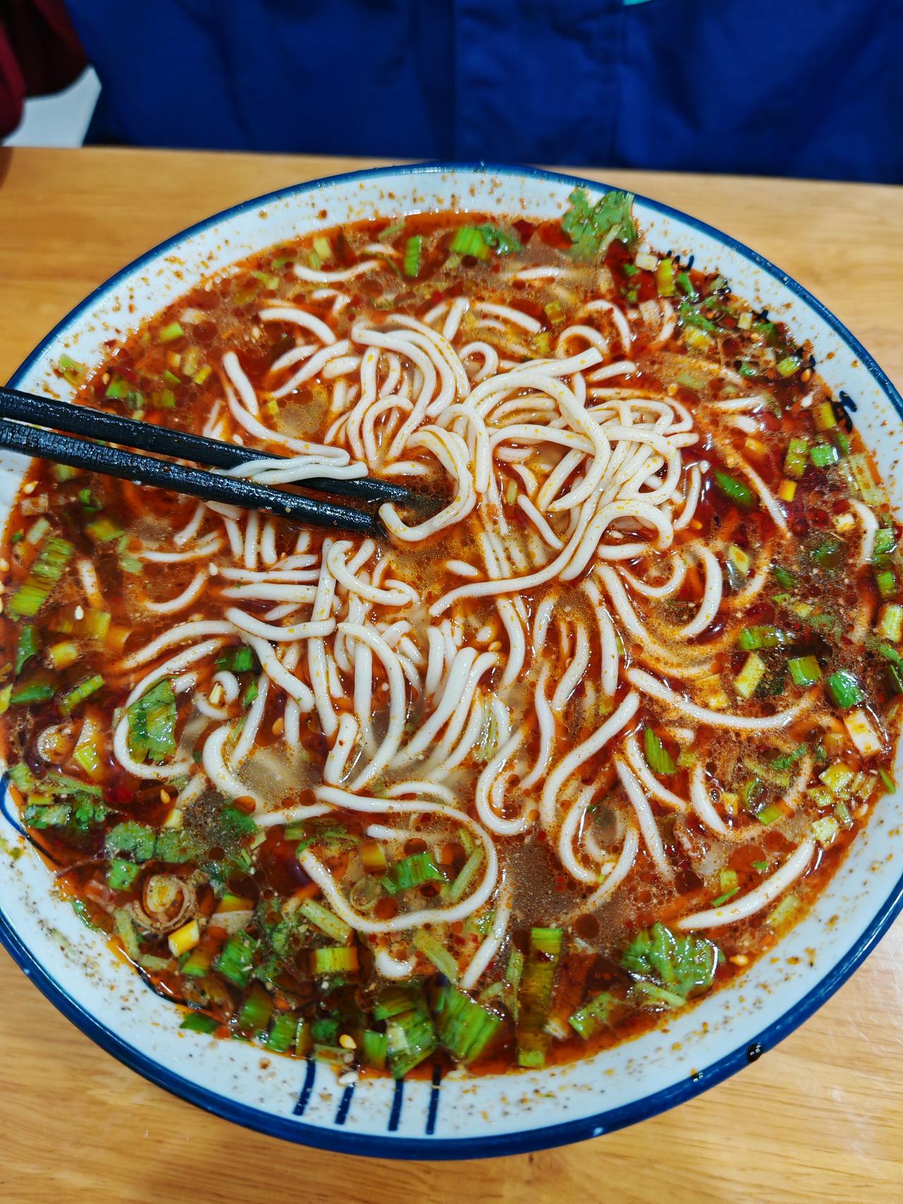 这是孩子今晚的宵夜，看到上面的油辣子，我还真下不去口。
放学接到后就问晚上家里吃