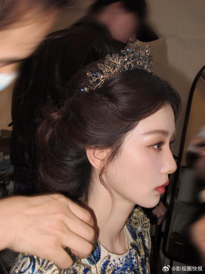 刘诗诗头戴冠冕宛如女王发间冠冕熠熠生辉，裙身蓝金刺绣精致夺目，刘诗诗这一身把女王