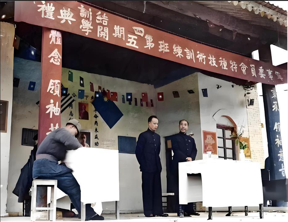 这照片拍的是1944年中美合作所搞的特务训练班开学典礼。你看那屋檐下的横幅，写着