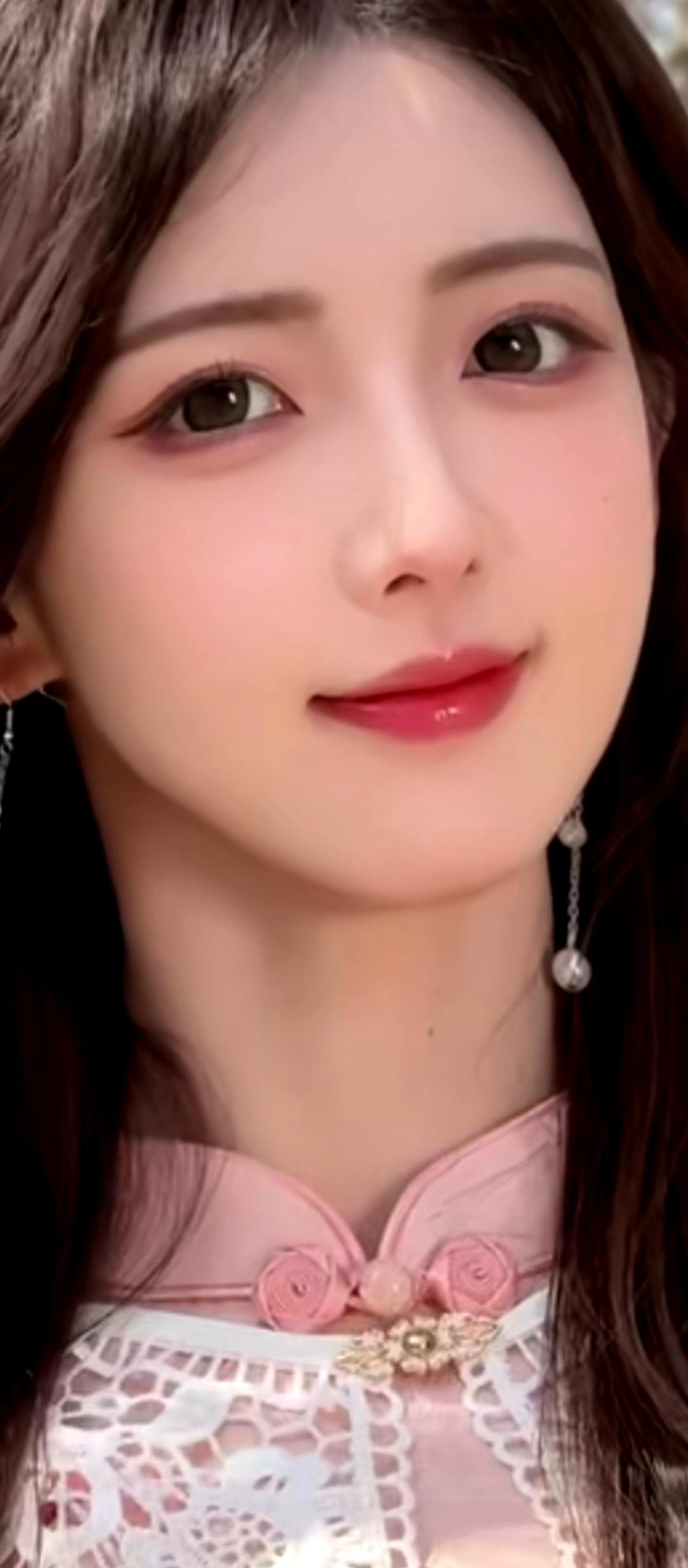 粉黛含春意，玉颜映花枝。