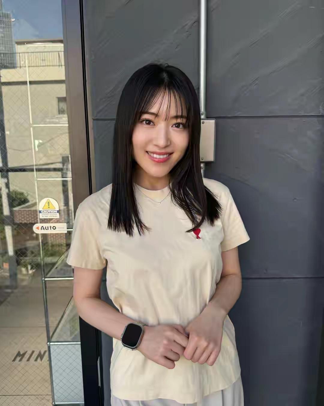 到底是哪位香港男士这么有福气！娶到32岁日本前女团女星，长相嫩得像18岁少女。