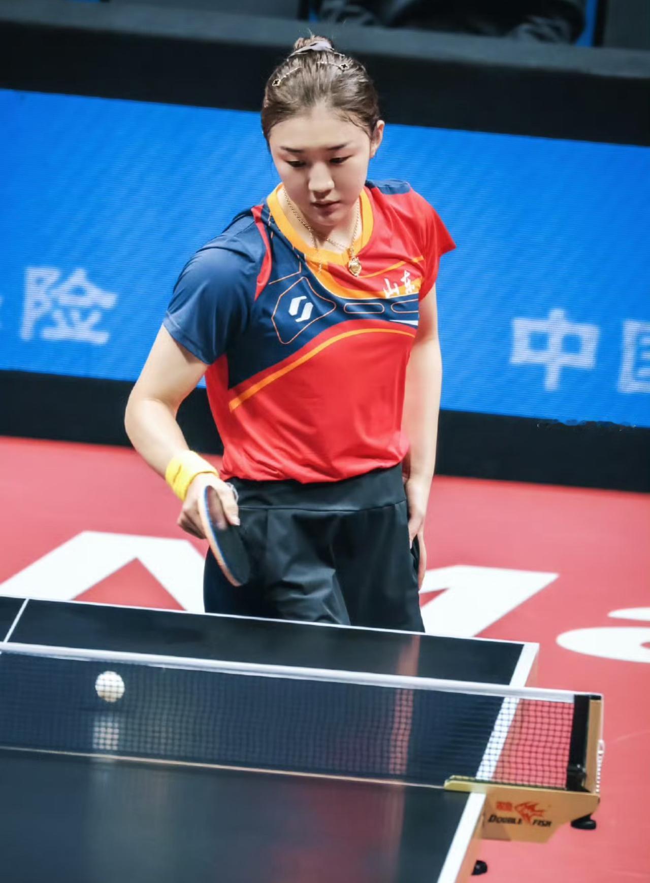 看陈梦打球真是既享受又“煎熬”——全程手心冒汗，拳头紧攥，比分胶着时更是不敢喘大