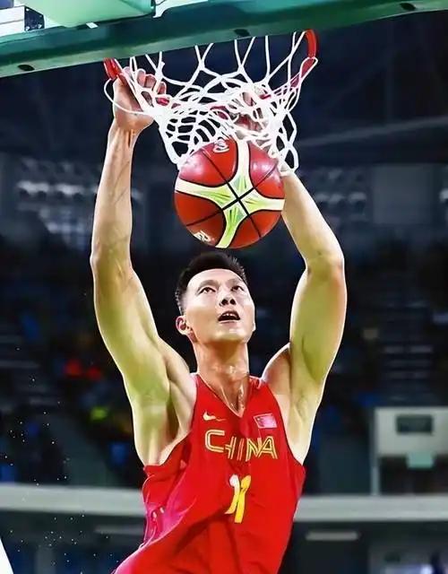 上头条聊CBA 最近CBA有不少大消息。2月19日，龙狮篮球俱乐部官宣与前NBA