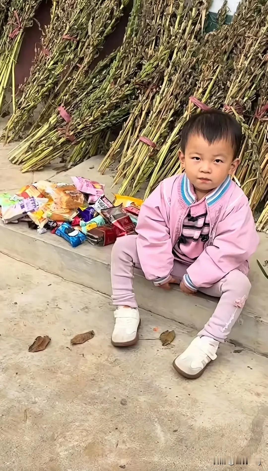 家长：哪来这么多吃的？
小孩：下午路过的“解放军”发的军粮。
果然咱国人遇到不管