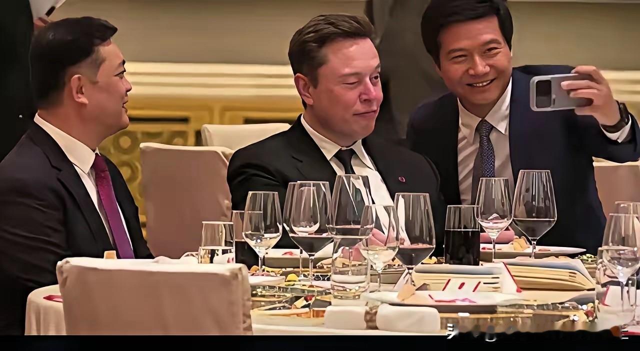 雷总无论和谁合影，都是尊重+配合，这是骨子里的素质！

当然如果你反驳，感觉应该