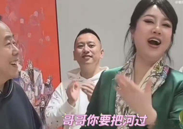 潘长江再唱成名曲过河 潘长江唱歌好听，一直喜欢他，有实力 