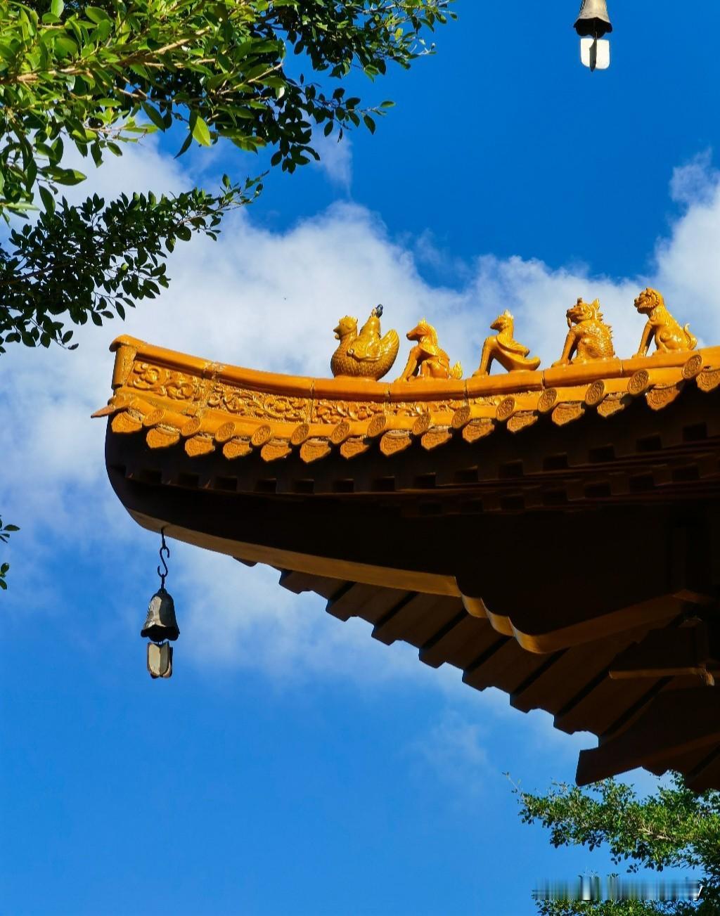 经典老人言
礼轻情义重，礼重心意浓。
宁嫁老实男，不嫁花心汉。
技多不压身，贪多