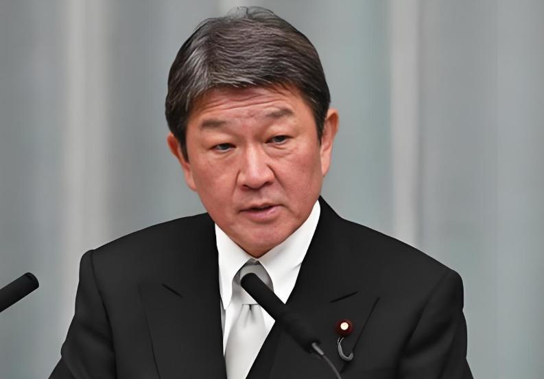 日本这回是真坐不住了。
 
7月12日，茂木敏充就南海仲裁案裁决出台十年发表谈话