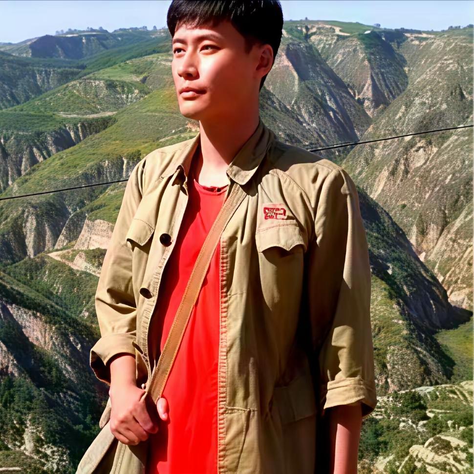 1973年，知青刘朝旭被推荐上大学，临走时去找队长告别。没想到，在他家窗前，听到