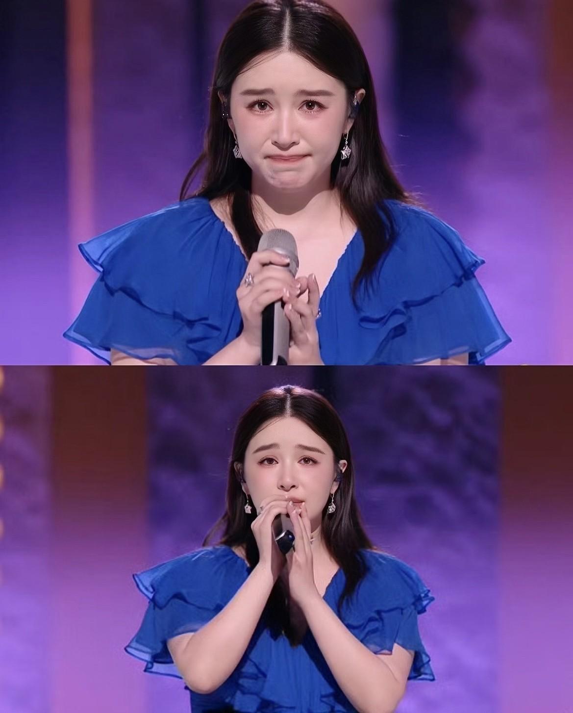 阚清子初舞台哽咽了，全开麦没修音，她没重唱。
这事挺意外的，本来以为就是个普通开