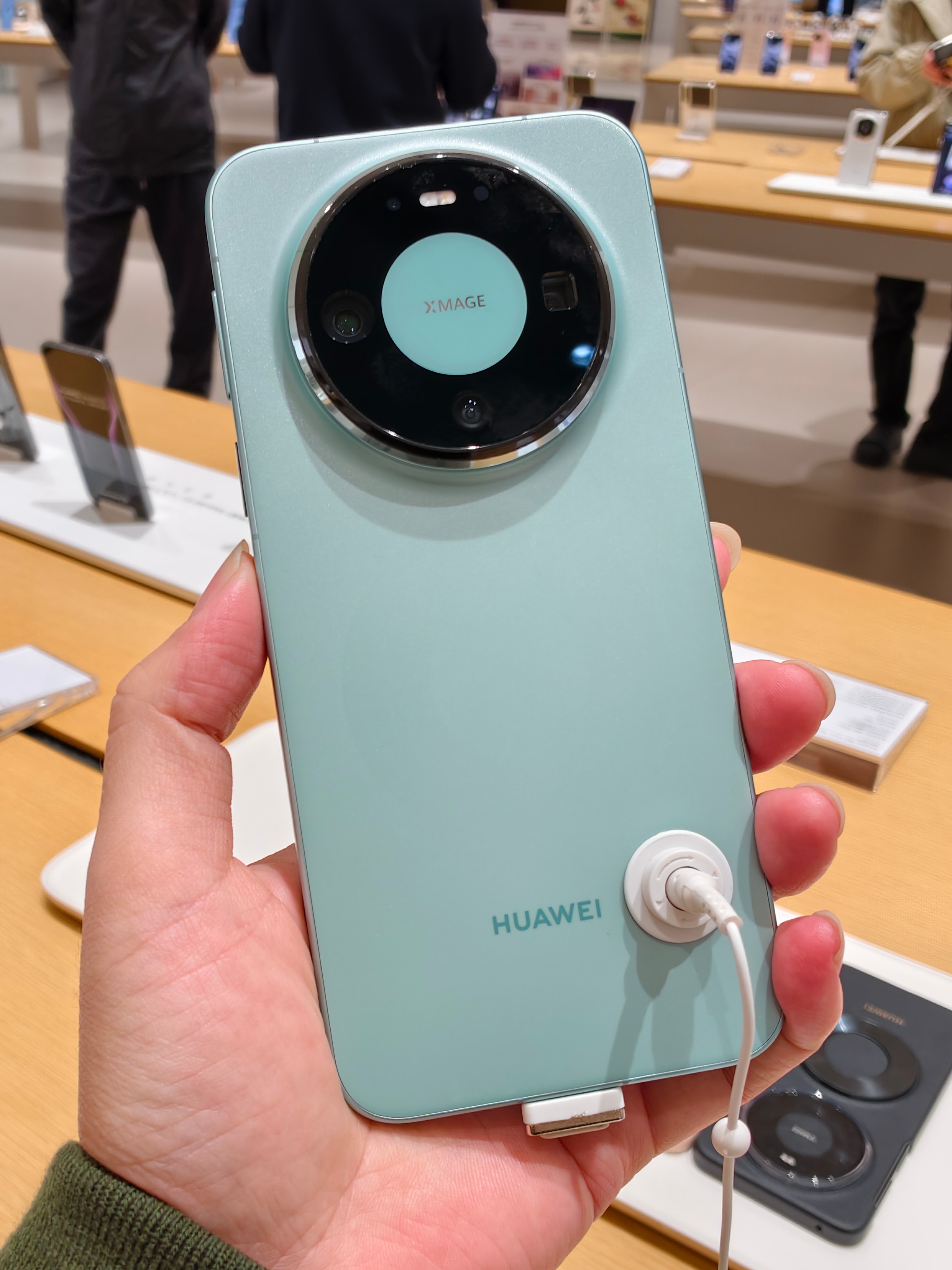 去店里体验华为Mate80系列，个人最喜欢白色的Pro 