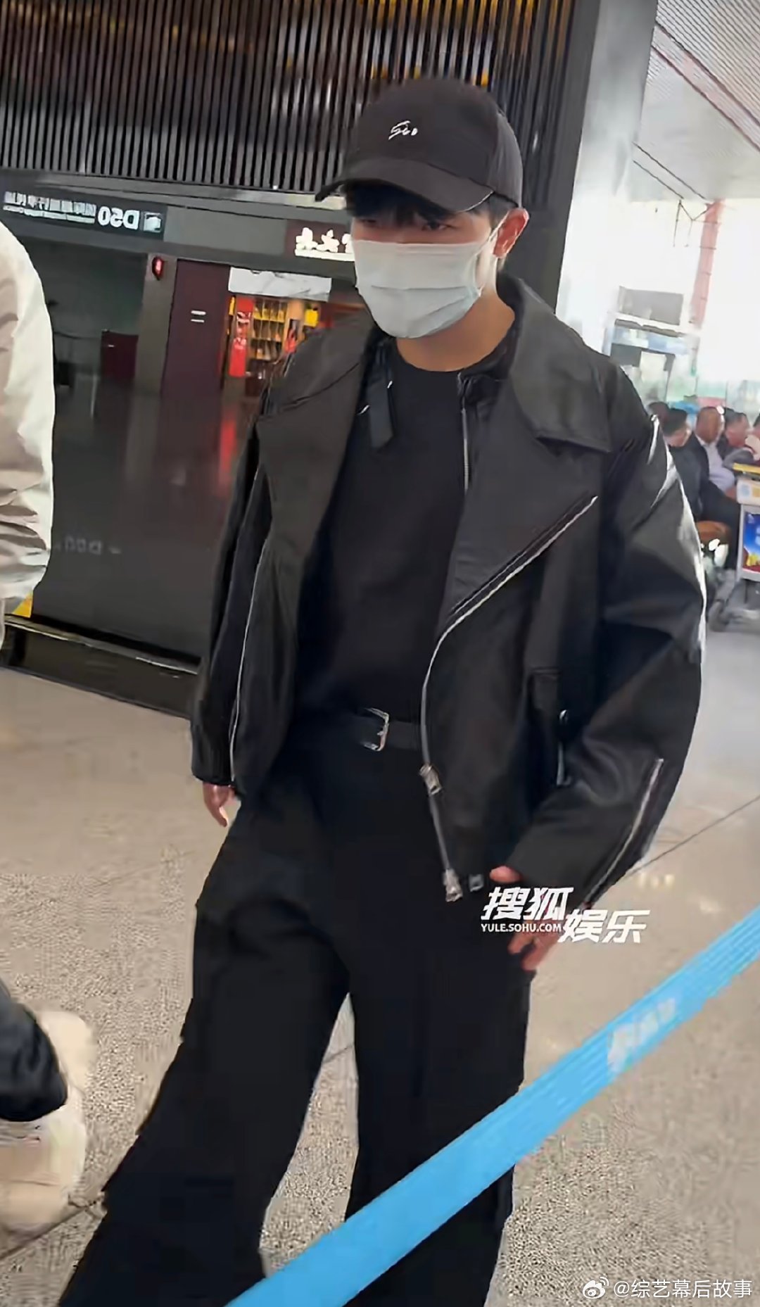 周深出发参加阅文盛典 皮衣造型一改往日风格，周深这次出发又帅出新高度，期待盛典舞