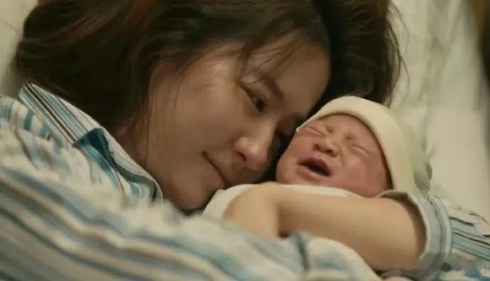 《玫瑰的故事》超萌小 baby 仅 20 天，剧组产房久等才得出演。虽萌态十足，
