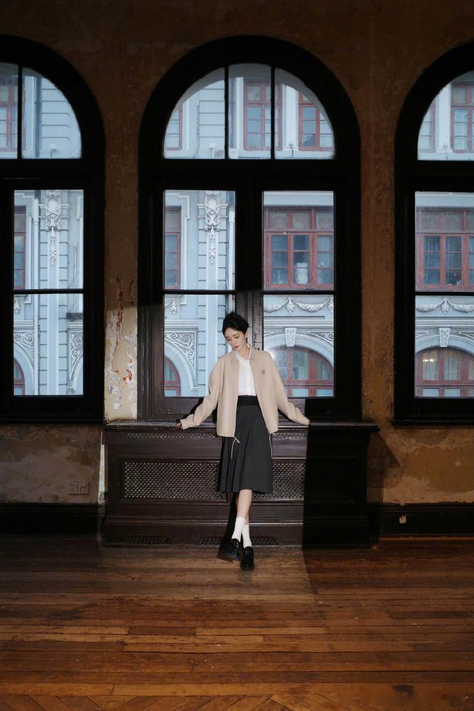 杨幂上一行已完成即将另起一行杨幂复古学院风 杨幂 T 风格论坛造型吸睛！复古学院