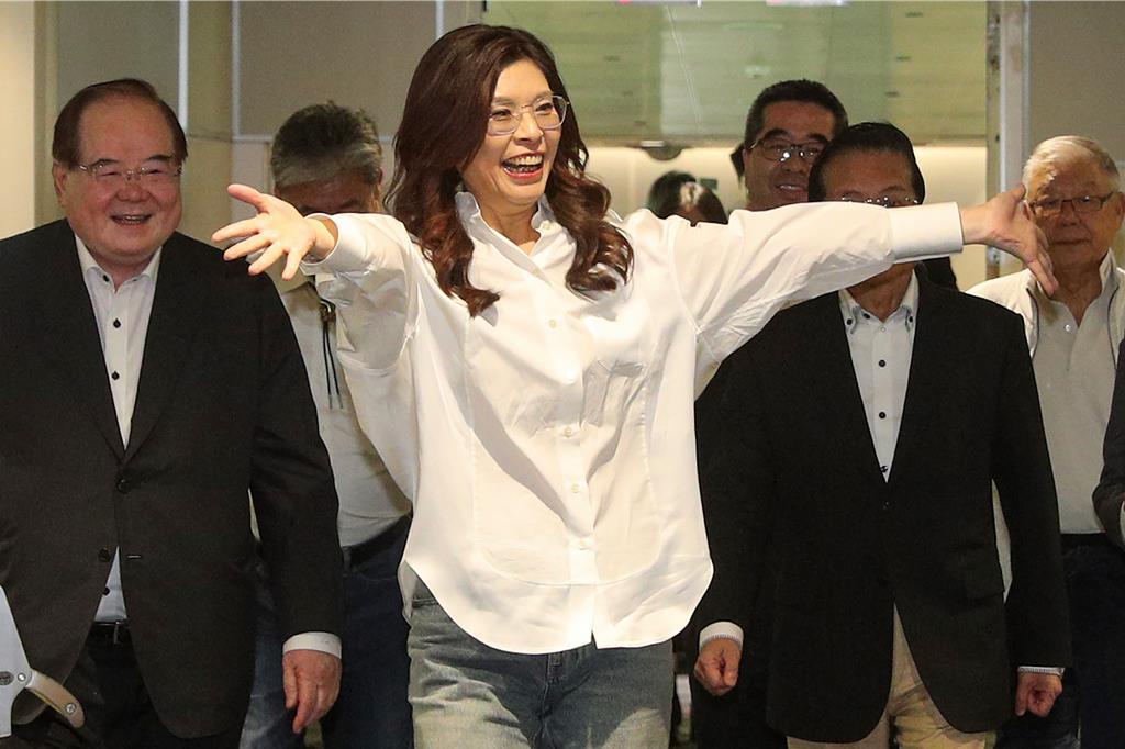 士别三日当刮目相待，蓝营各将高调高规格为郑丽文接机。在机场郑丽文发表了演讲，傅崐