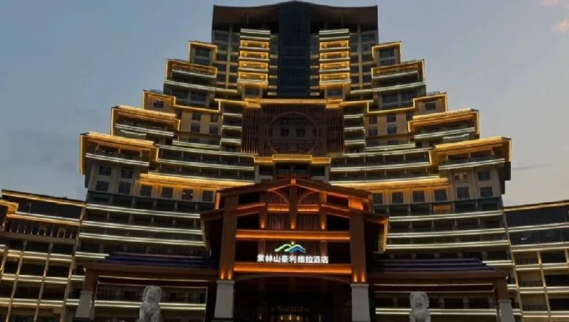 贵州独山县的“天下第一水司楼”，曾被称作“史上最强烂尾楼”。该楼2016年动工，