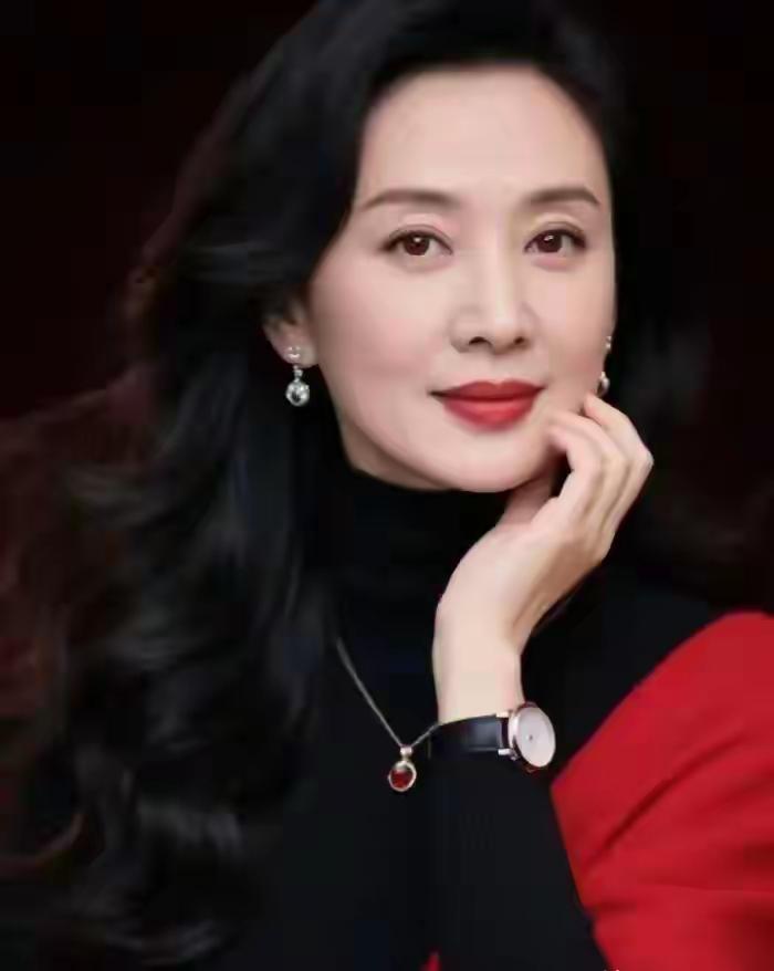 上联：风霜雨雪皆成赋，
下联：春夏秋冬各有诗。