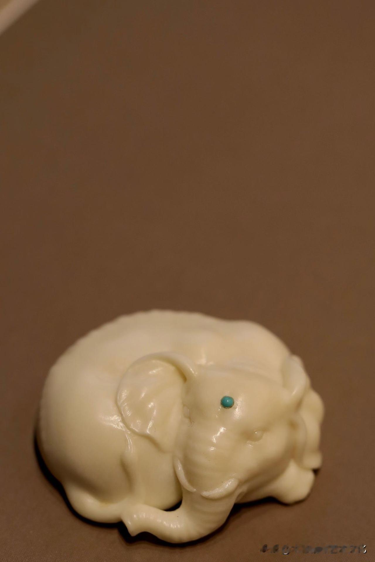 有些小件，越看越让人安静。

这一只鹿角「吉象」，尺寸不大，却很有灵气。小象伏卧