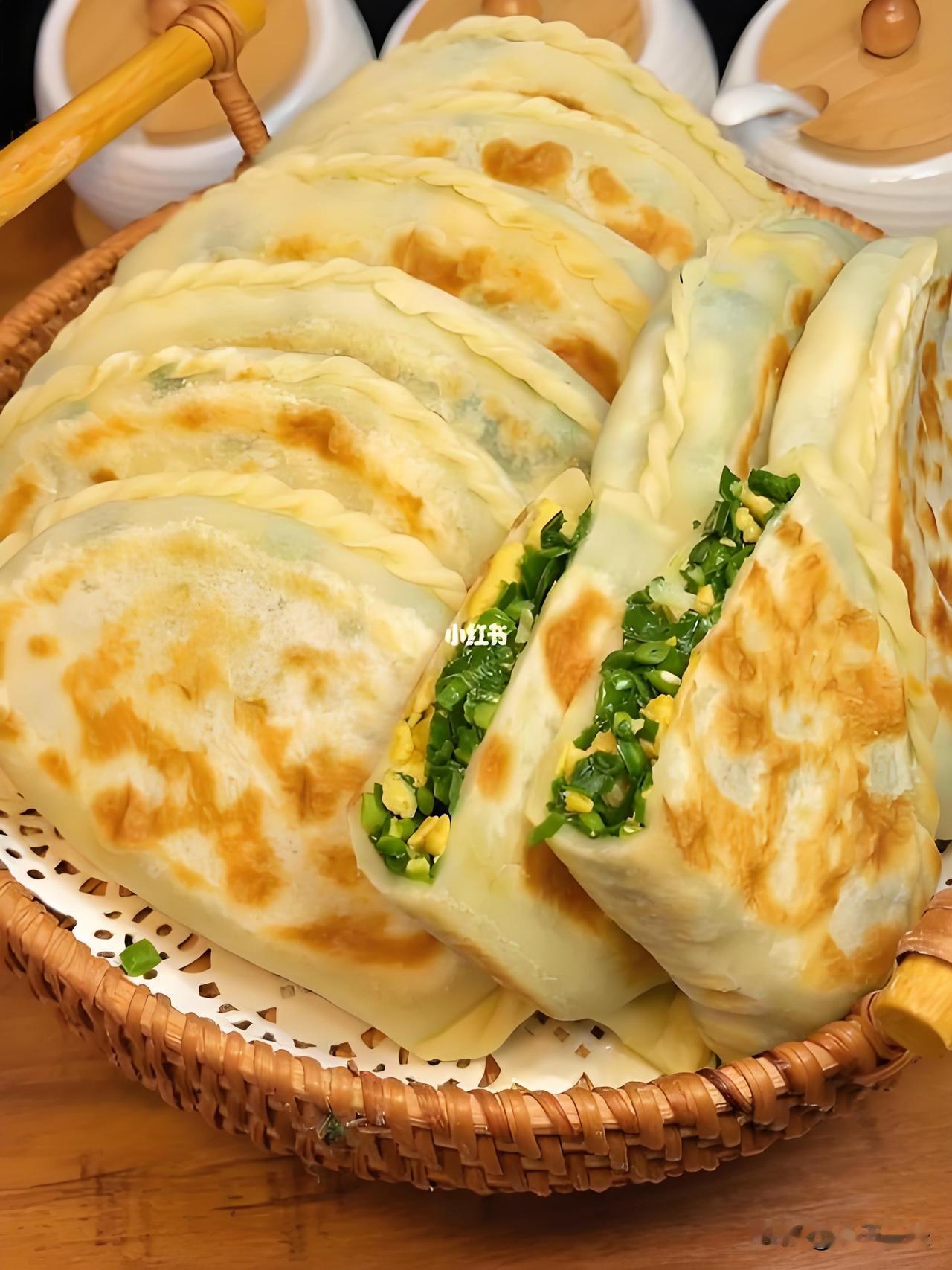 做韭菜盒子的诀窍是，韭菜沥干水分，先拌食用油锁水，再放盐防出水。鸡蛋炒碎放凉，加