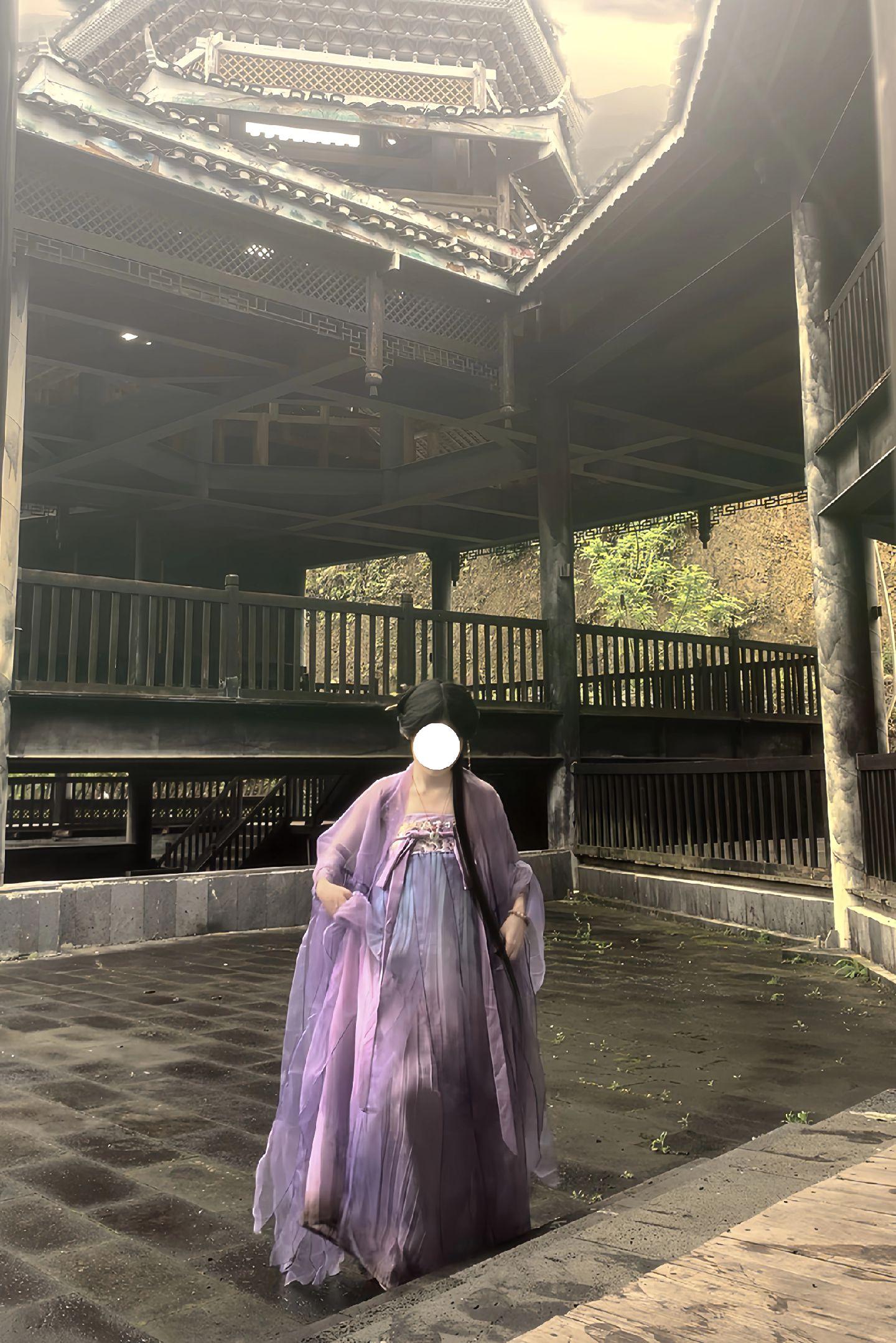 “别无奈，明月被云覆盖”
“不过是，风对它的偏爱”