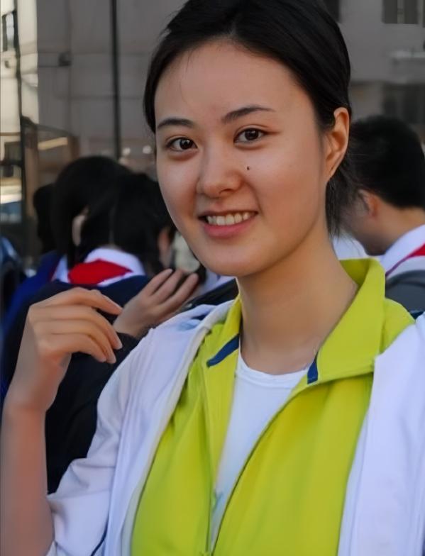 她集颜值、身材与才华于一身，被誉为最美的高考状元。她是央视十大美女之一。她正是1