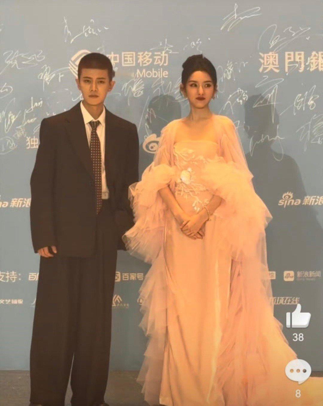 任嘉伦怎么还没宋祖儿高…而且很像祖儿的大姨.. 